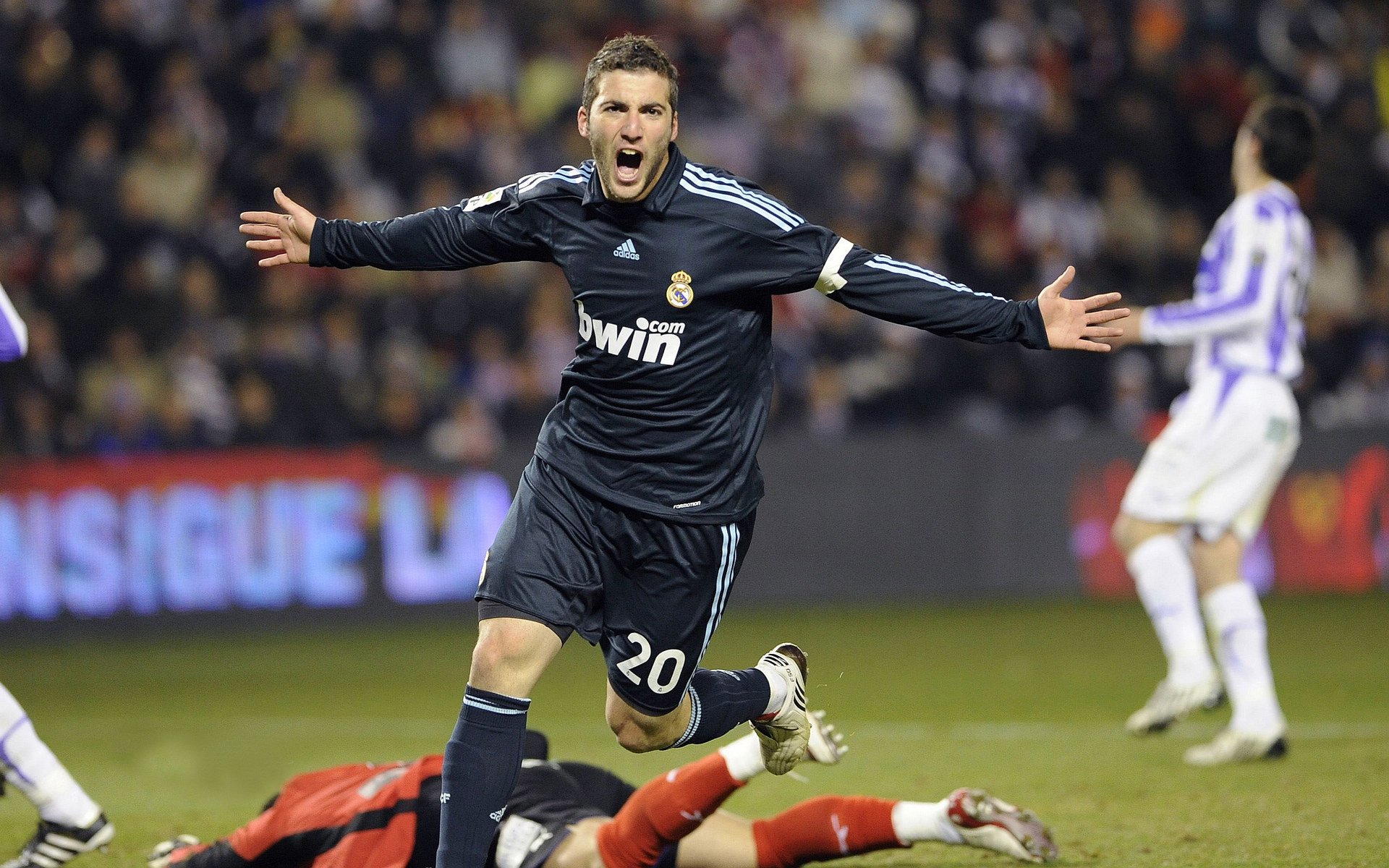 街道狂飙与球场掌控,F1与NBA的节奏艺术